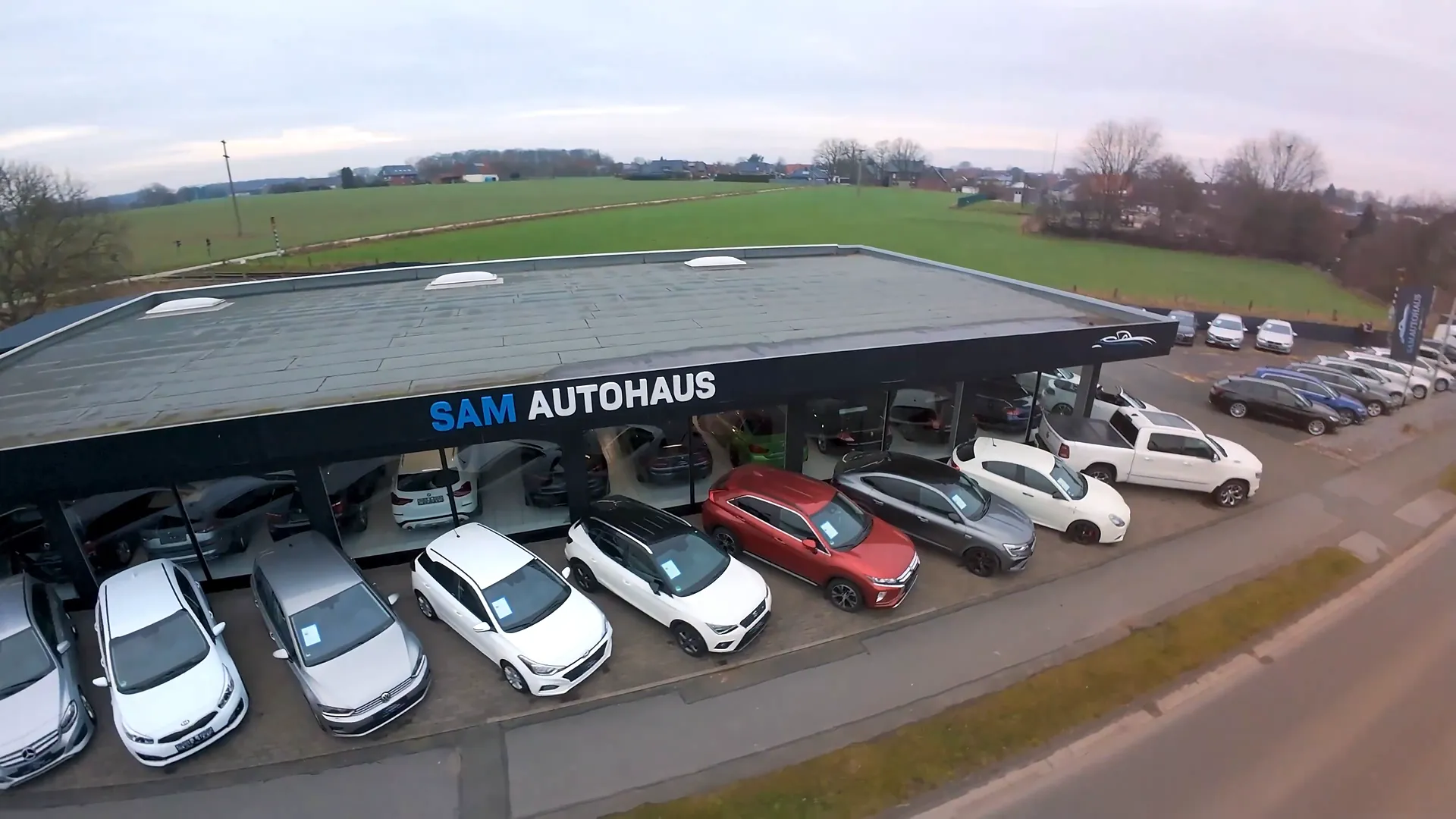SAM Autohaus in Wadersloh von oben, Showroom und Fahrzeuge an der Diestedder Straße