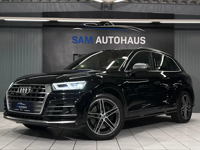 Schwarzer Audi Q5 im Showroom