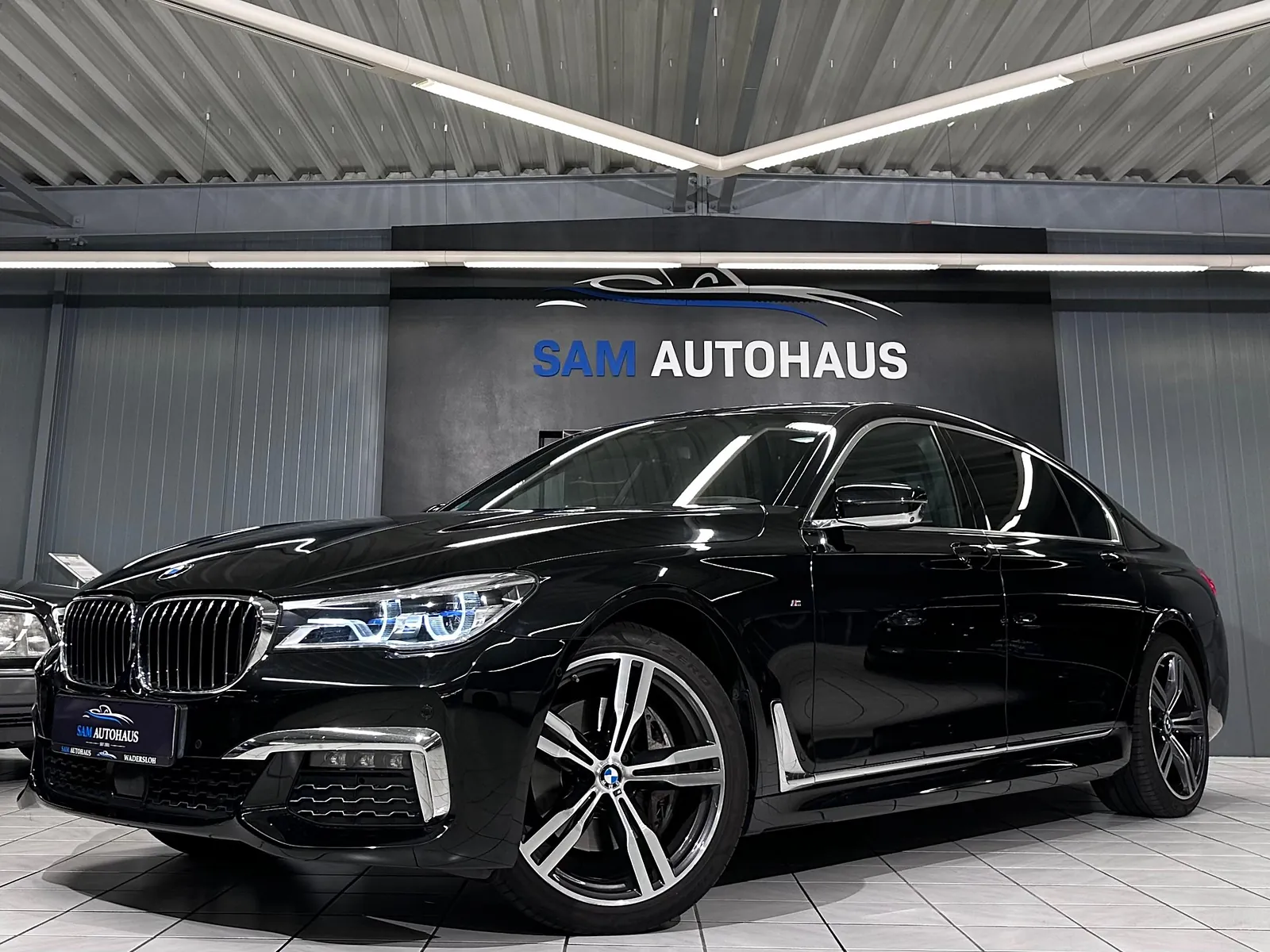 Schwarzer BMW 7er im Showroom von SAM Autohaus