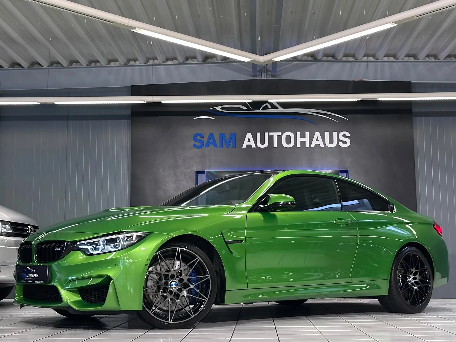 Grüner BMW M4 im Showroom