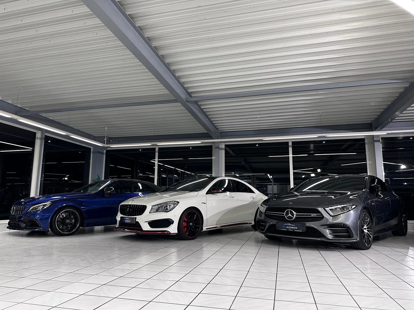 Mercedes-AMG-Fahrzeuge in einer Reihe im Showroom
