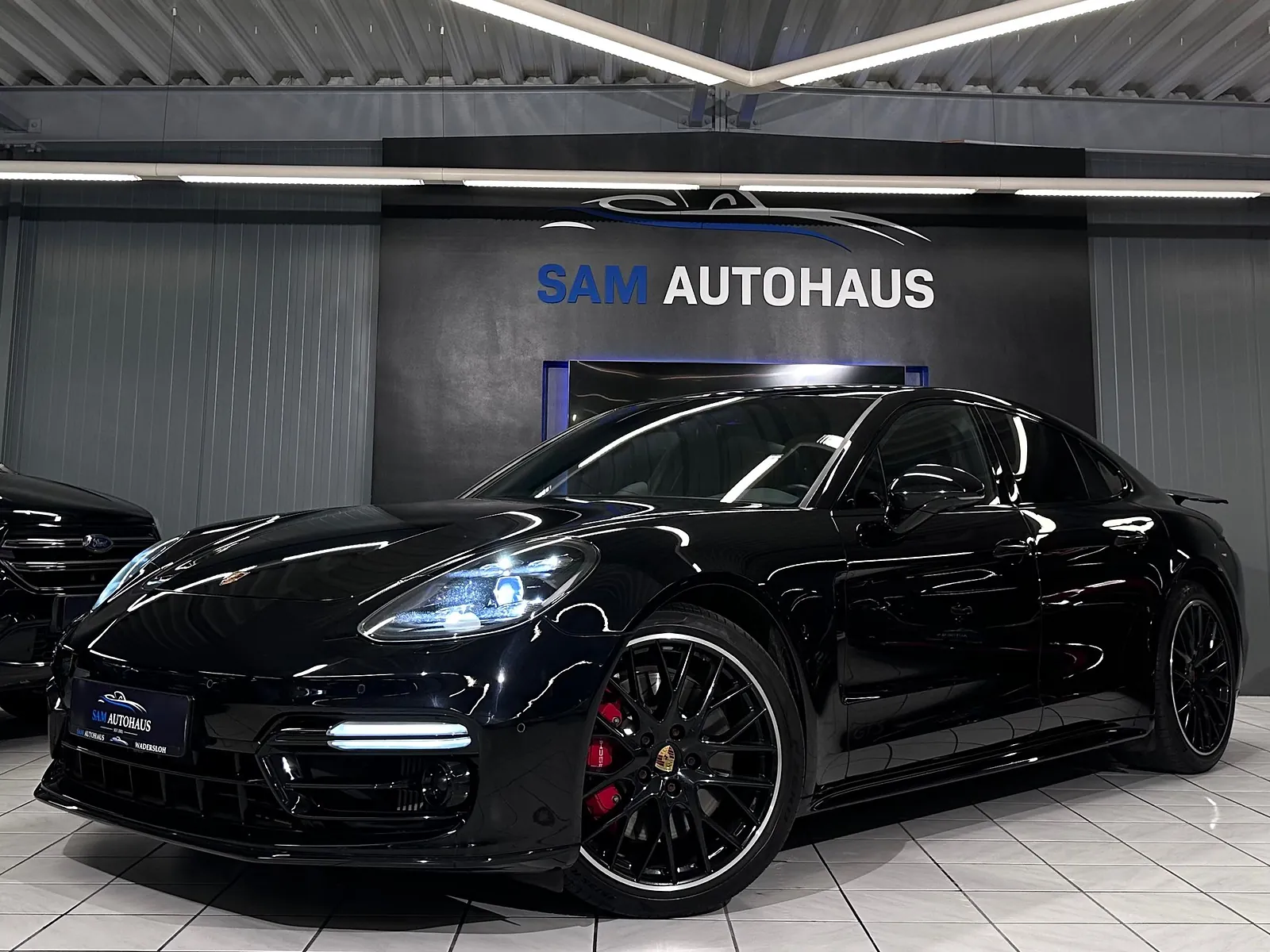 Schwarzer Porsche Panamera im Showroom