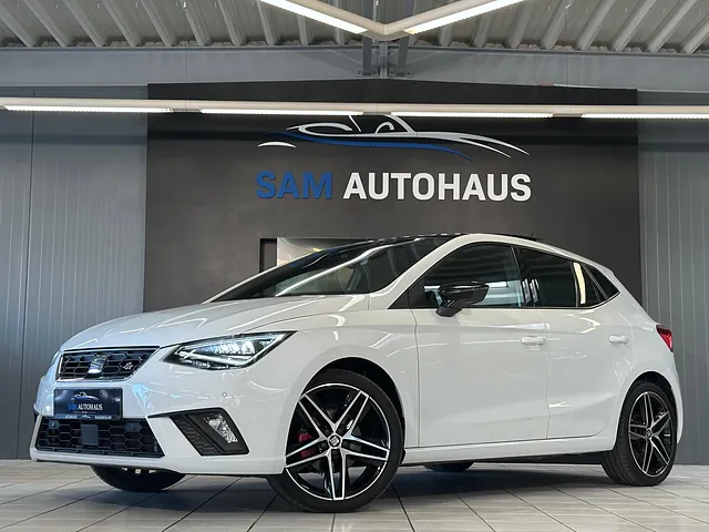 Weißer Seat Ibiza im Showroom
